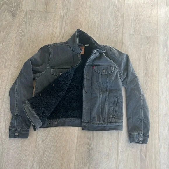 levi’s black jean jacket with fluffy inside - Picture 2 of 4